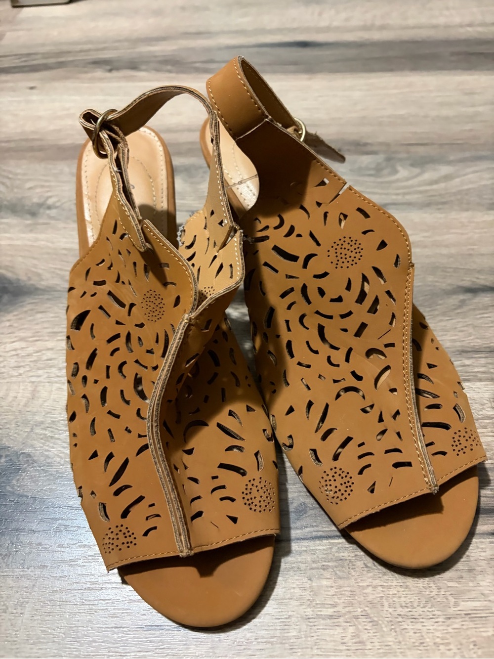 comfortview Tan Laser-Cut Slingback Sandals - like new ! Size 8.5